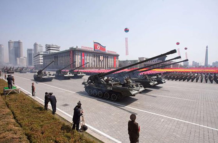 Trong kho vũ khí pháo binh khổng lồ của Triều Tiên có 4 loại pháo đáng sợ nhất có tầm bắn cực xa, sức công phá mạnh mẽ. Không cần lực lượng tên lửa, với 4 loại pháo này đặt ở khu phi quân sự (DMZ) hoàn toàn có thể gây thiệt hại nặng nề Seoul.